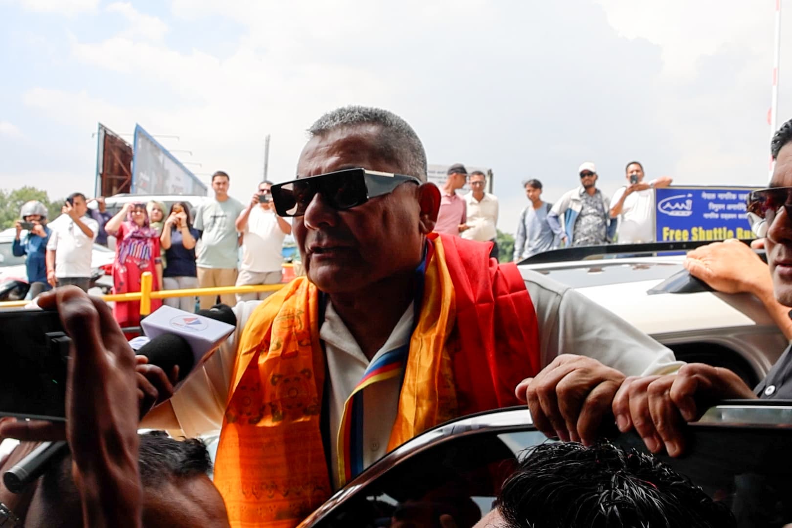 दुर्गा प्रसाईं ओर्लिएपछि त्रिभुवन विमानस्थलमा तनाव, प्रधानमन्त्री र गृहमन्त्रीविरुद्ध नारावाजी