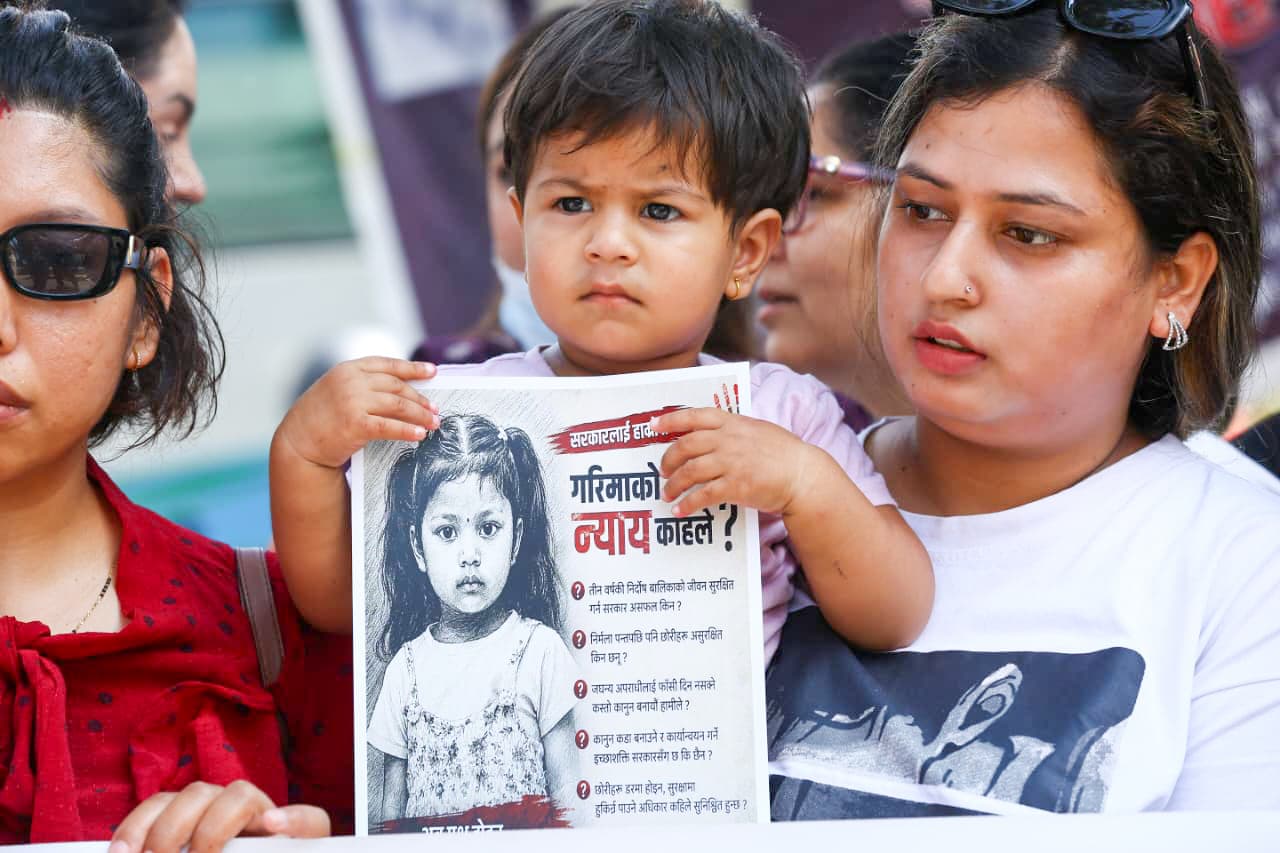 बालिका गरिमा चौधरीको न्यायका लागि माइतीघरमा प्रदर्शन, बलात्कारीलाई फाँसीको सजाय दिन माग