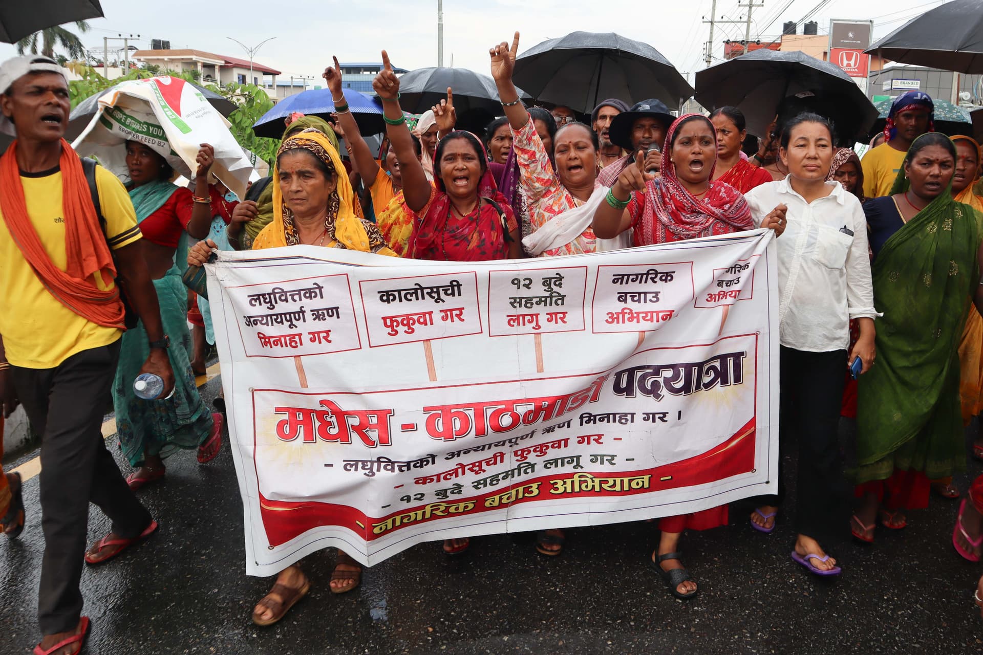 सर्लाहीदेखि काठमाडौँसम्मको कष्टकर पदयात्राः भोक र घाउसँग जुध्दै न्यायको खोजीमा लघुवित्त पिडित