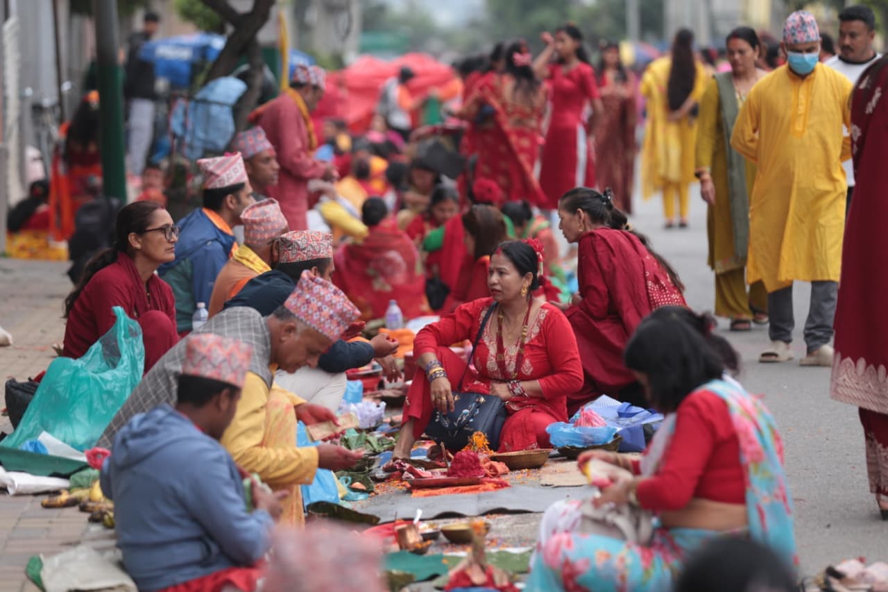 ऋषिपञ्चमीका दिन देखि स्थित ऋषेश्वर महादेव मन्दिरमा ब्रतालु तथा श्रद्धालुहरूको भीड